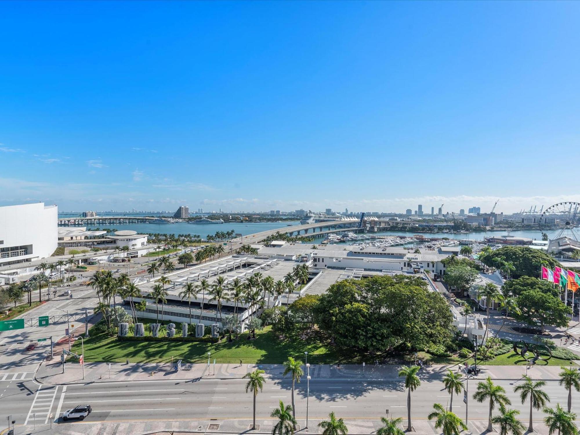 Mvr - - #1 Superhost - Views & Walkable Apartment